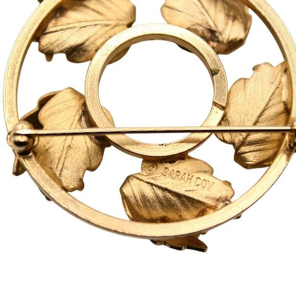 Vintage Sarah Coventry Circle Wreath Pin Signed Gold Leaves Stone Pearl -Hey Viv - Picture 3 of 4